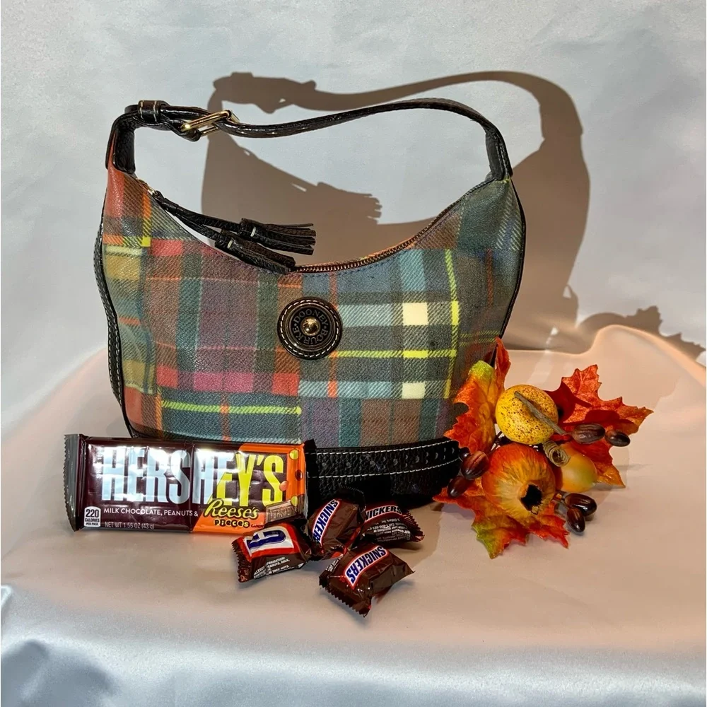 Adorable Dooney & Bourke Coated Canvas Plaid Bag - Picture 7 of 8